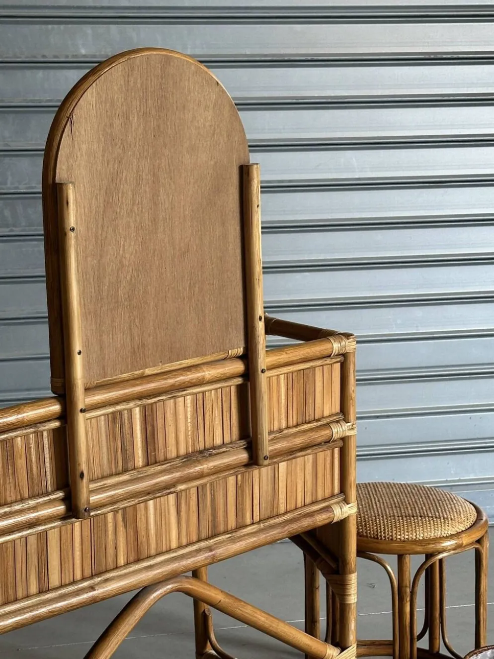 Coiffeuse vintage en rotin et ses accessoires