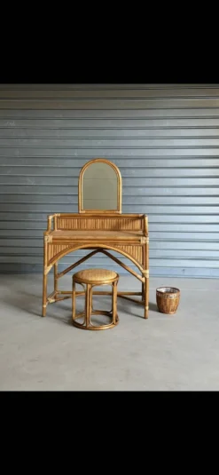 Coiffeuse vintage en rotin et ses accessoires