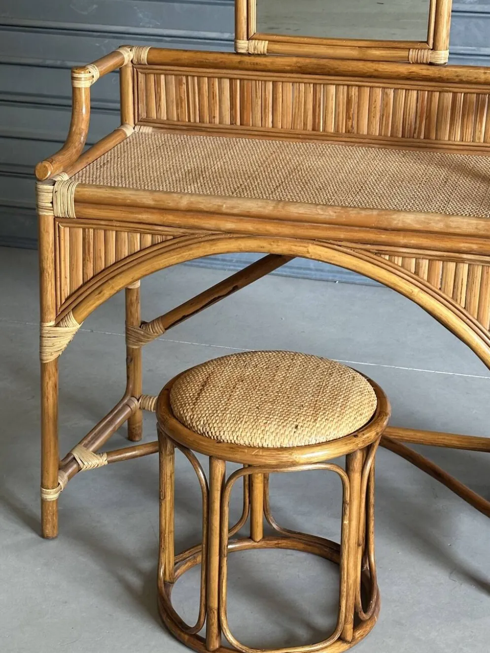Coiffeuse vintage en rotin et ses accessoires