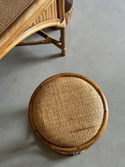 Coiffeuse vintage en rotin et ses accessoires
