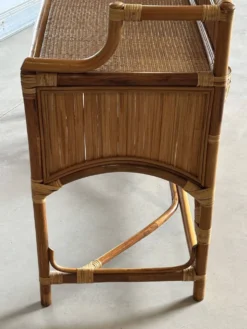 Coiffeuse vintage en rotin et ses accessoires
