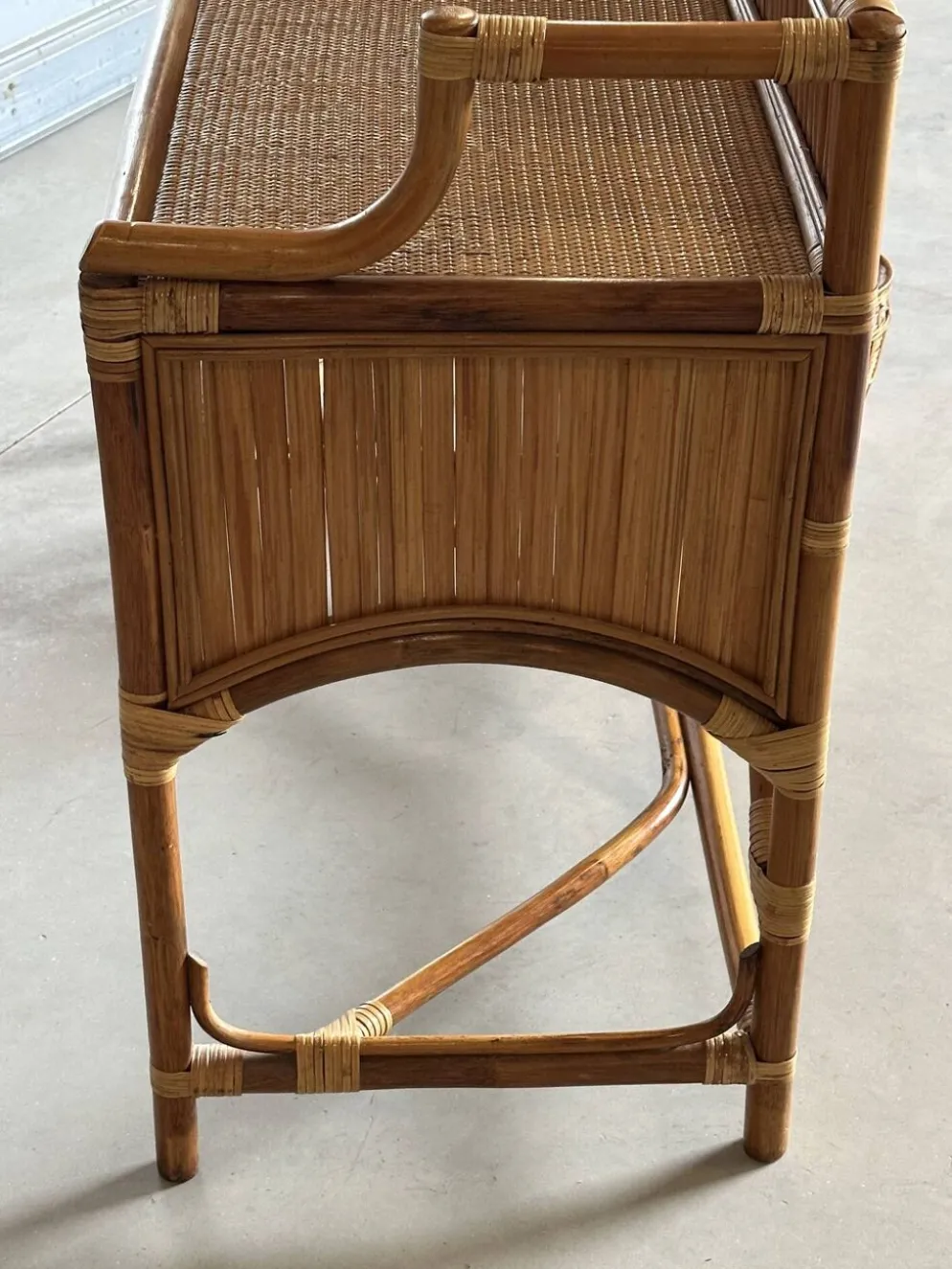 Coiffeuse vintage en rotin et ses accessoires