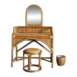 Coiffeuse vintage en rotin et ses accessoires