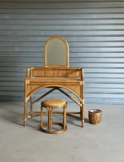 Coiffeuse vintage en rotin et ses accessoires