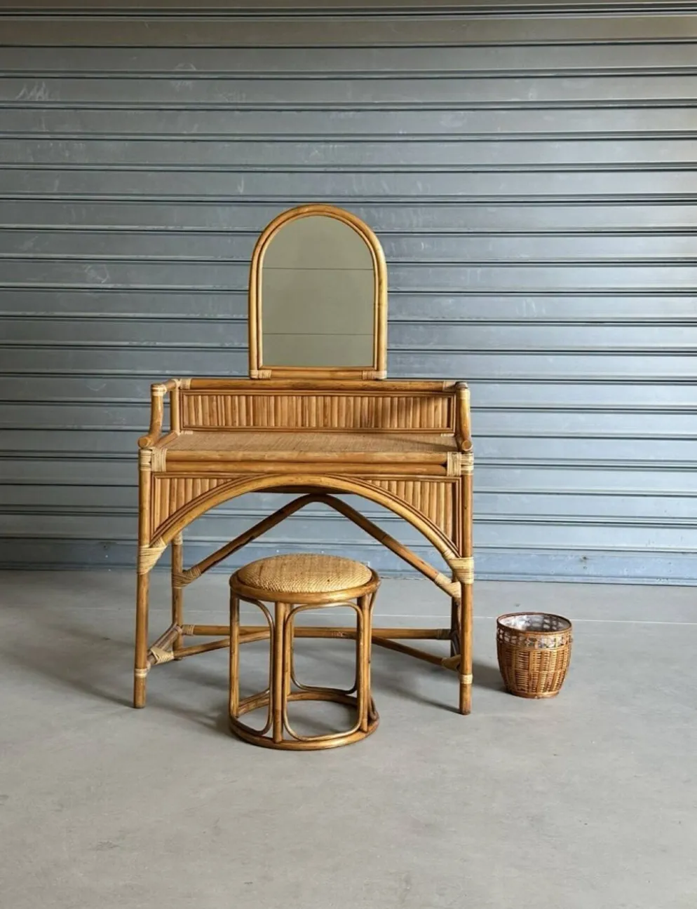 Coiffeuse vintage en rotin et ses accessoires