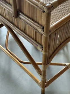 Coiffeuse vintage en rotin et ses accessoires