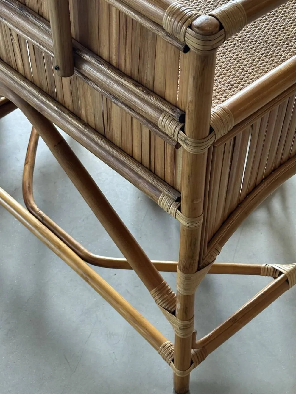Coiffeuse vintage en rotin et ses accessoires