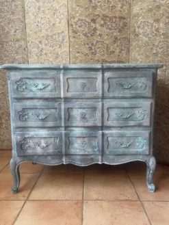 Commode ancienne de style Louis XV patinée à l’ancienne, l’élégance pratique