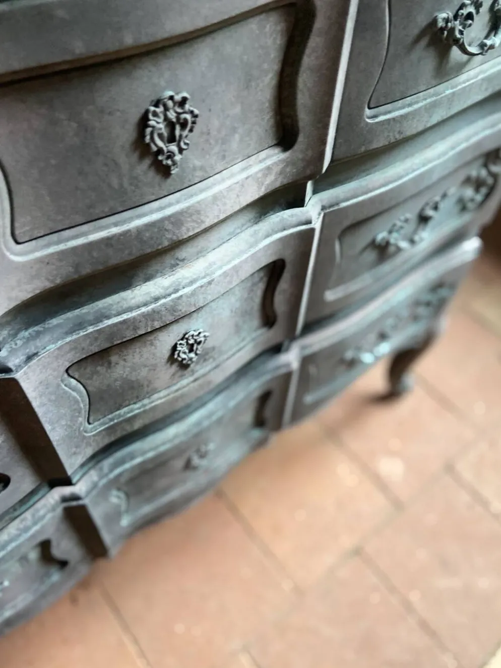 Commode ancienne de style Louis XV patinée à l’ancienne, l’élégance pratique