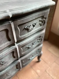Commode ancienne de style Louis XV patinée à l’ancienne, l’élégance pratique