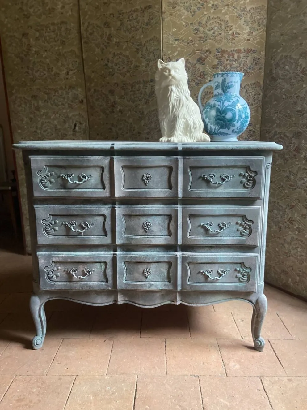 Commode ancienne de style Louis XV patinée à l’ancienne, l’élégance pratique