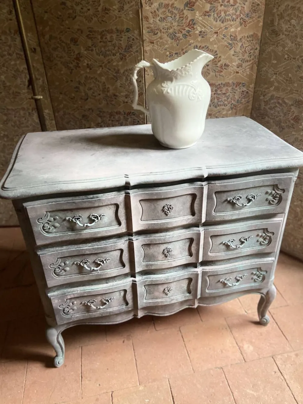 Commode ancienne de style Louis XV patinée à l’ancienne, l’élégance pratique