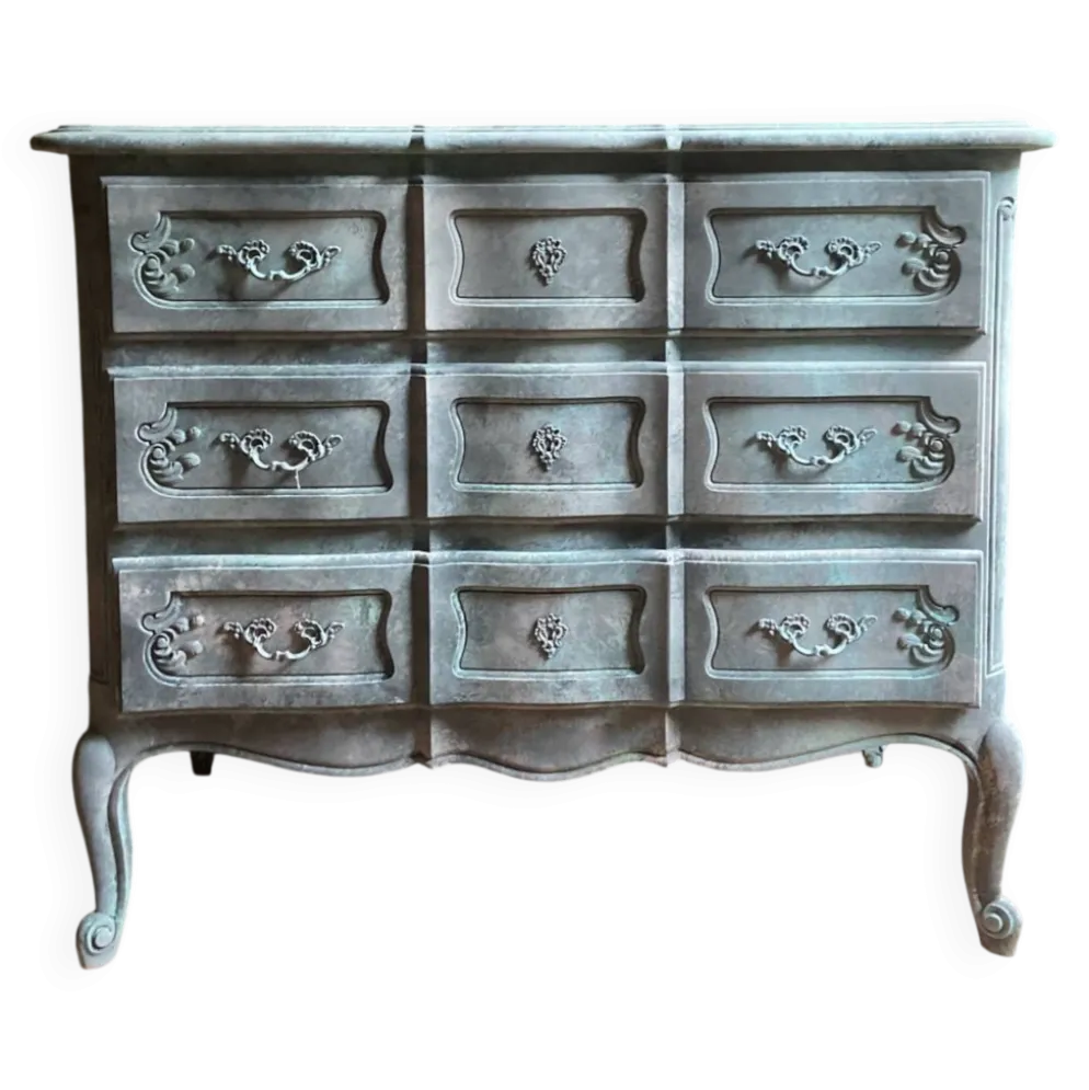 Commode ancienne de style Louis XV patinée à l’ancienne, l’élégance pratique
