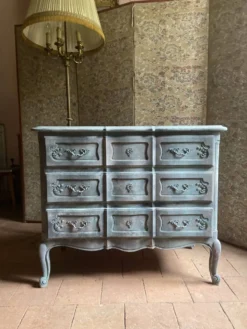 Commode ancienne de style Louis XV patinée à l’ancienne, l’élégance pratique