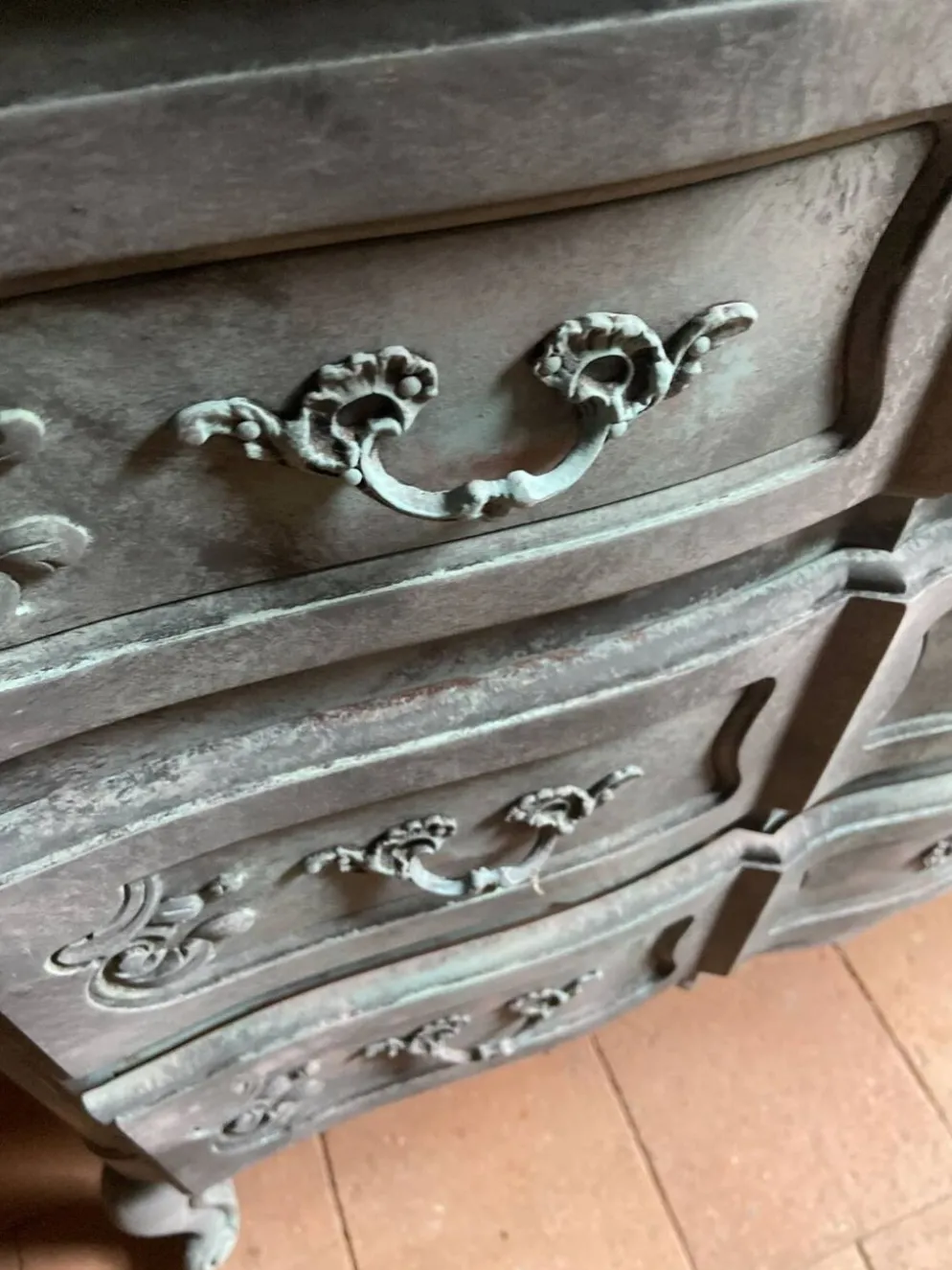 Commode ancienne de style Louis XV patinée à l’ancienne, l’élégance pratique