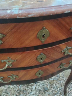 Commode ancienne en marqueterie avec plateau marbre style louis xvi