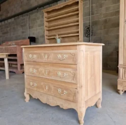 Commode ancienne en merisier – entièrement aérogommée