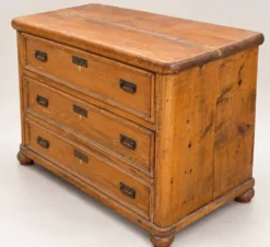 Commode ancienne en pin massif – 3 grands tiroirs – fin XIXe / début XXe