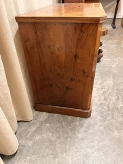 Commode anglaise ancienne en noyer flammé
