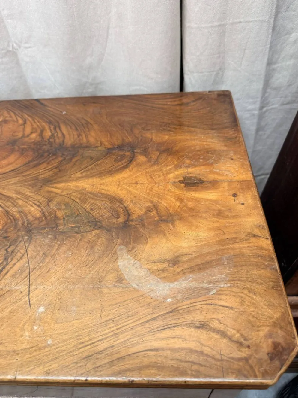 Commode anglaise ancienne en noyer flammé