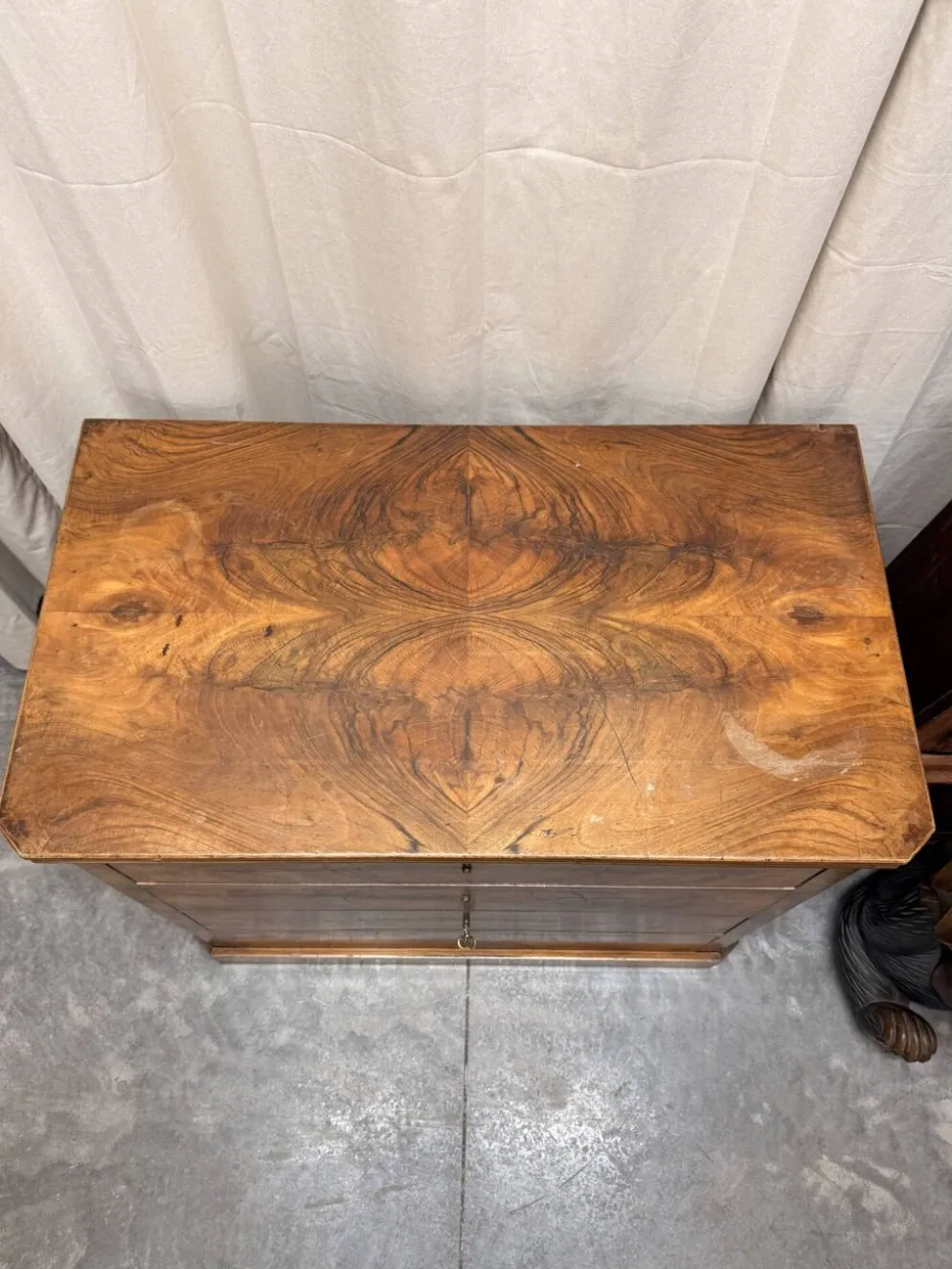 Commode anglaise ancienne en noyer flammé