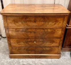 Commode anglaise ancienne en noyer flammé