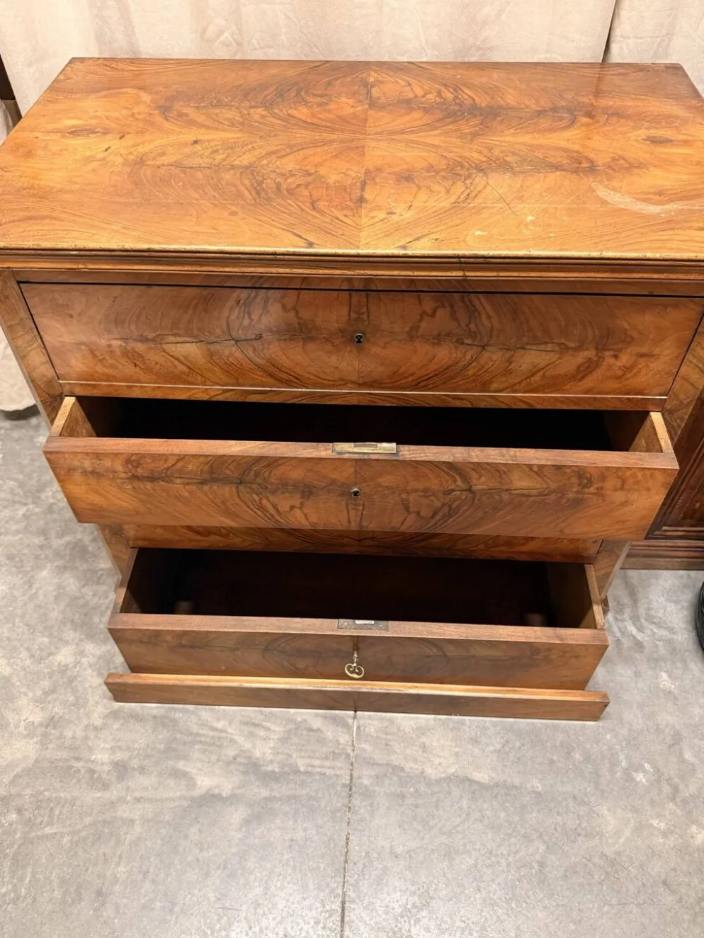 Commode anglaise ancienne en noyer flammé