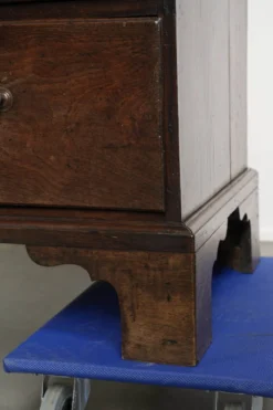 Commode anglaise antique du XVIIIe siècle en chêne.