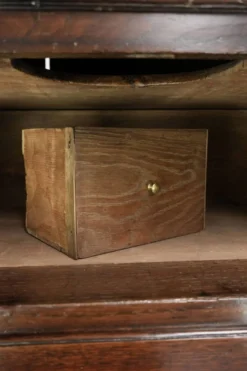 Commode anglaise antique du XVIIIe siècle en chêne.