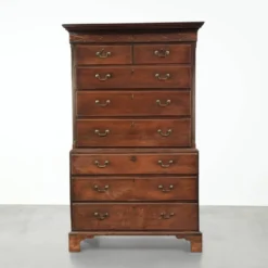 Commode anglaise antique du XVIIIe siècle en chêne.