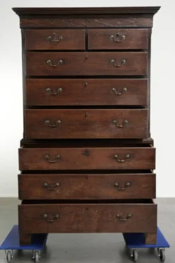 Commode anglaise antique du XVIIIe siècle en chêne.
