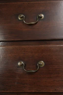 Commode anglaise antique du XVIIIe siècle en chêne.