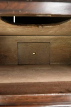 Commode anglaise antique du XVIIIe siècle en chêne.