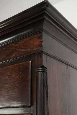 Commode anglaise antique du XVIIIe siècle en chêne.