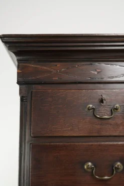 Commode anglaise antique du XVIIIe siècle en chêne.