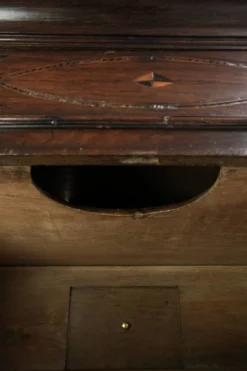 Commode anglaise antique du XVIIIe siècle en chêne.