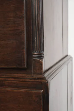 Commode anglaise antique du XVIIIe siècle en chêne.