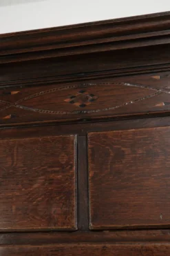 Commode anglaise antique du XVIIIe siècle en chêne.
