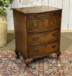 Commode anglaise en noyer des années 1950