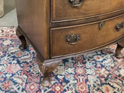 Commode anglaise en noyer des années 1950