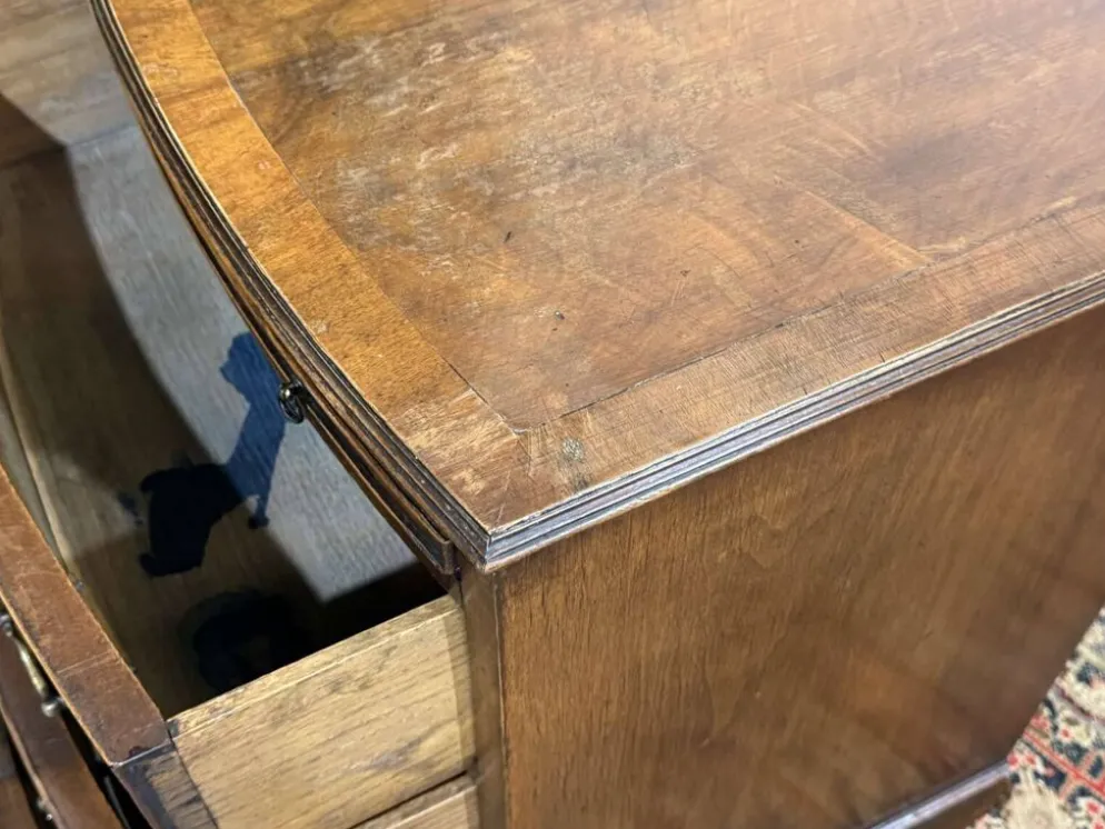 Commode anglaise en noyer des années 1950