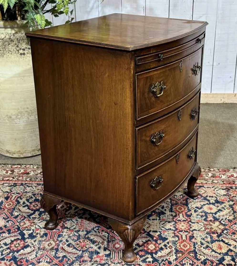 Commode anglaise en noyer des années 1950