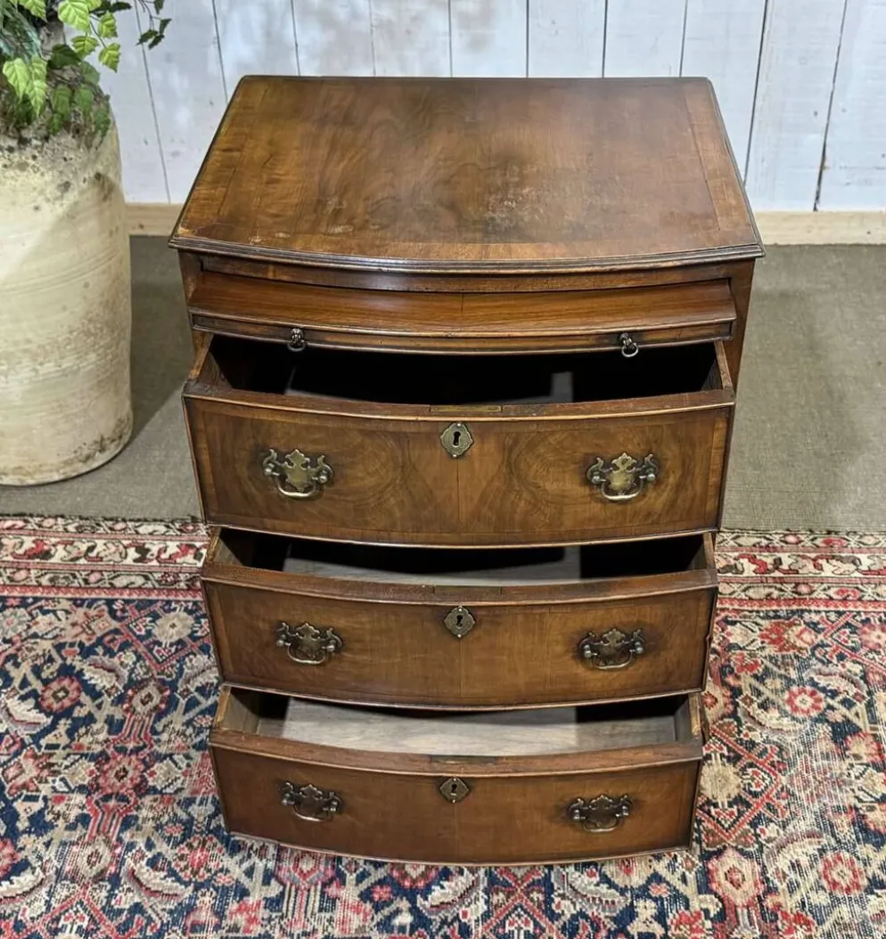 Commode anglaise en noyer des années 1950