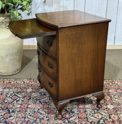 Commode anglaise en noyer des années 1950