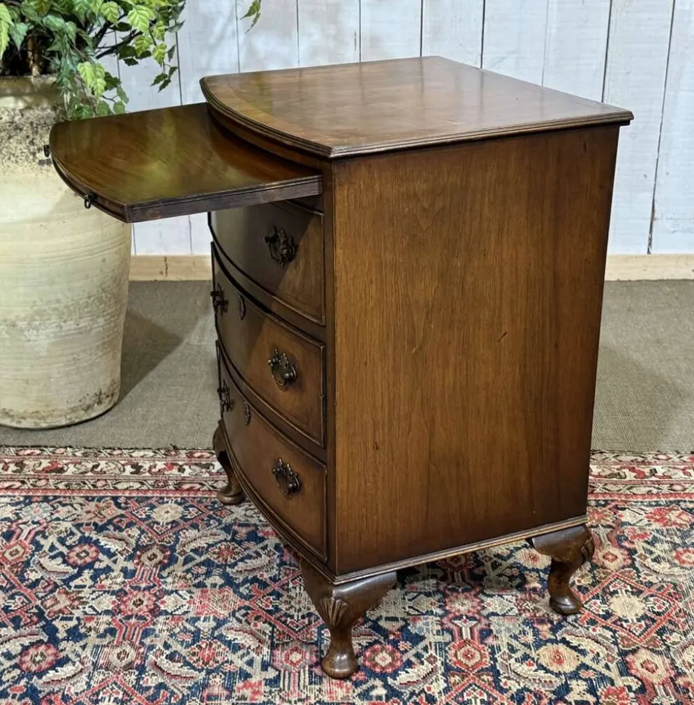 Commode anglaise en noyer des années 1950