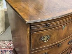 Commode anglaise en noyer des années 1950