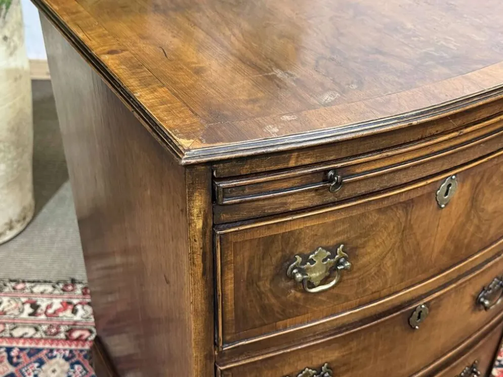 Commode anglaise en noyer des années 1950