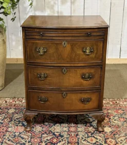 Commode anglaise en noyer des années 1950