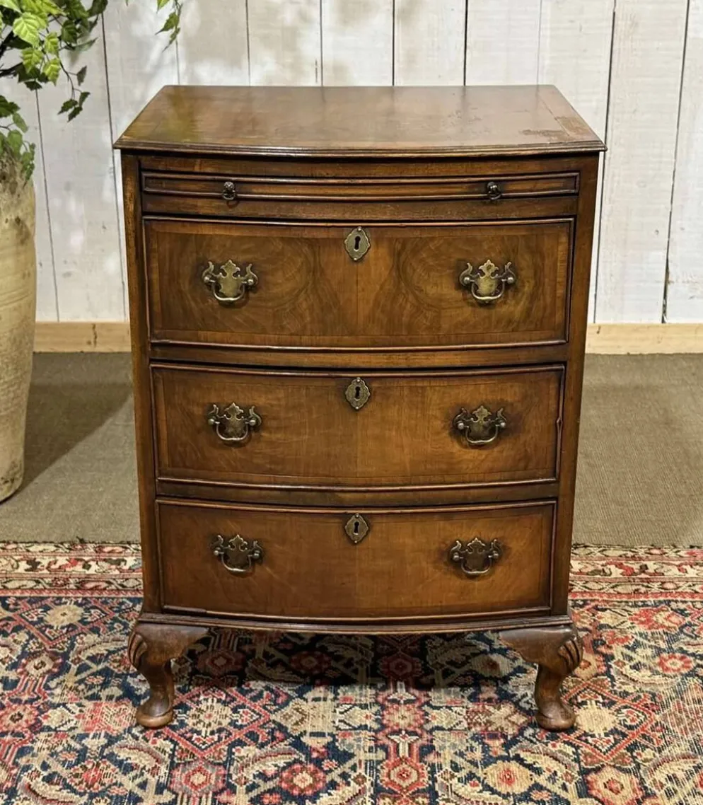 Commode anglaise en noyer des années 1950