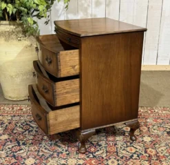 Commode anglaise en noyer des années 1950